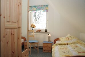 3 Schlafzimmer, Schreibtisch, Bügeleisen/Bügelbrett, Reisekinderbett