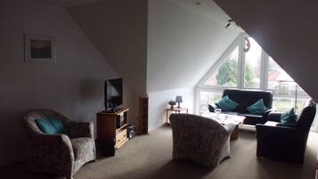 Televisie, een tafeltennistafel en een stereo