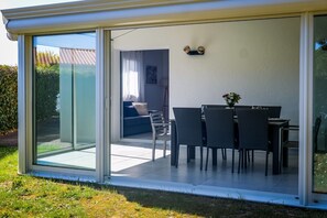 Outdoor dining - Bright House with Veranda & Garden – Perfect for Your Holidays in Les Sables! (Les Sables-d´Olonne)
