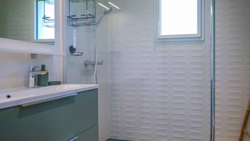 Een douche, een haardroger, handdoeken