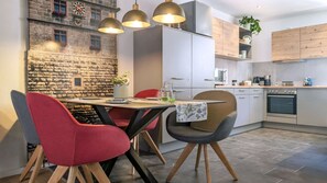 Frigorífico, microondas, placa de cocina y lavavajillas