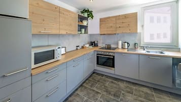 Fridge, microwave, stovetop, dishwasher