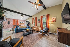 Smart-TV, fotballspill, bordtennis og bøker