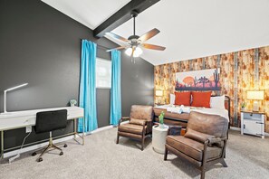 4 soverom, skrivebord, strykejern/-brett og reiseseng for barn