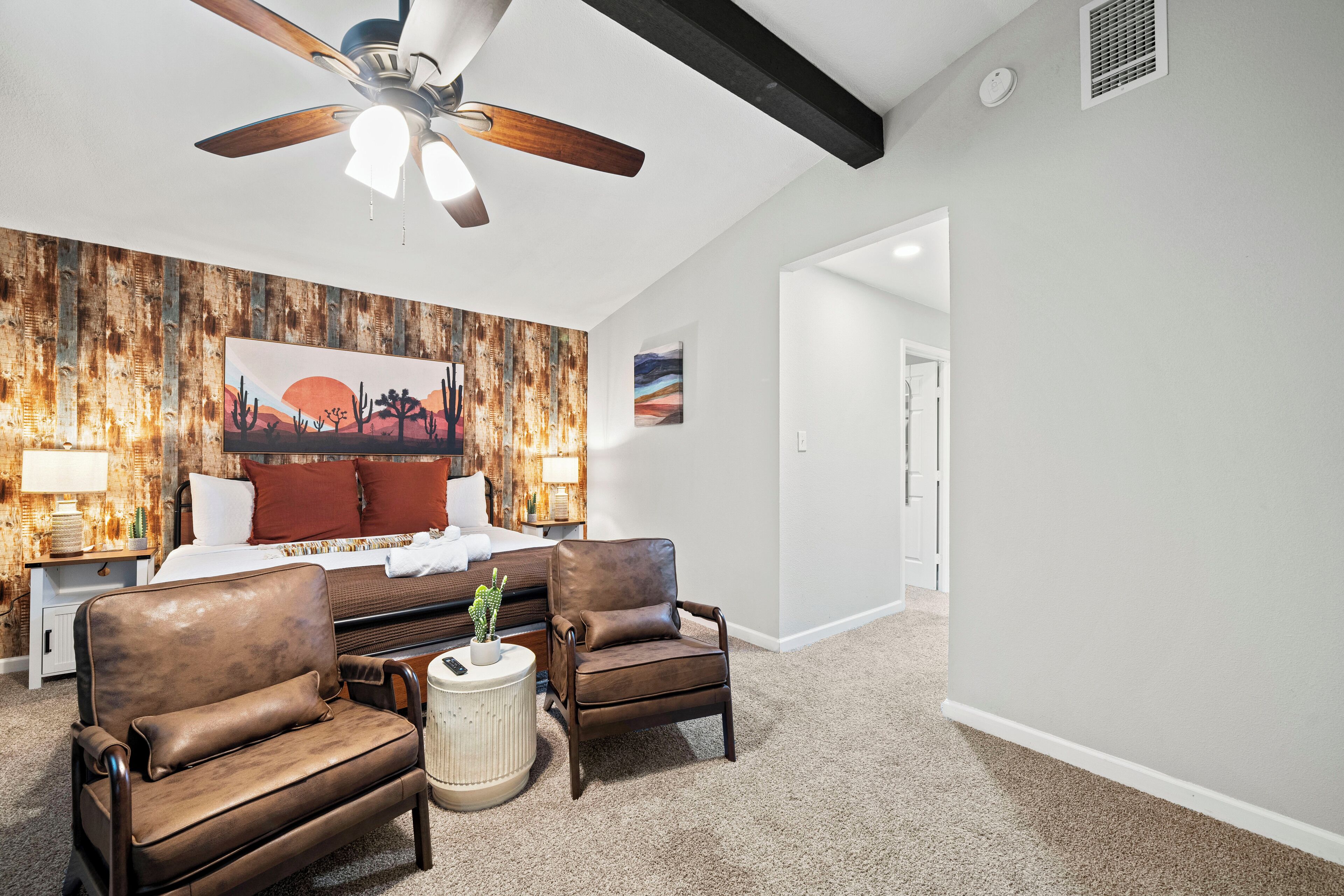 4 sovrum, skrivbord, strykjärn/strykbräda och resesäng