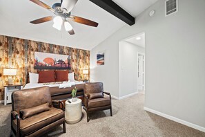 4 dormitorios, escritorio, tabla de planchar con plancha y cuna de viaje