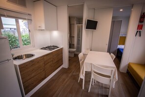 Kühlschrank, Herdplatte, Wasserkocher mit Kaffee-/Teezubehör
