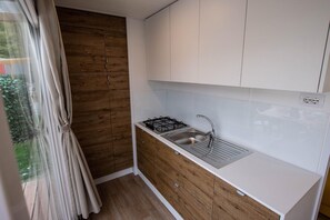 Refrigerador, parrilla de estufa, cafetera y tetera y comedor 