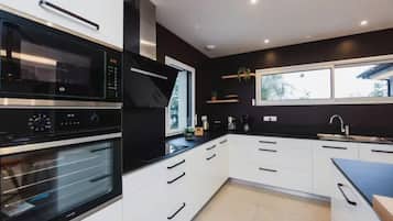 Lave-vaisselle, cafetière/bouilloire, chaise haute