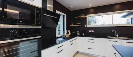 Lavavajillas, cafetera/tetera, silla alta para bebés