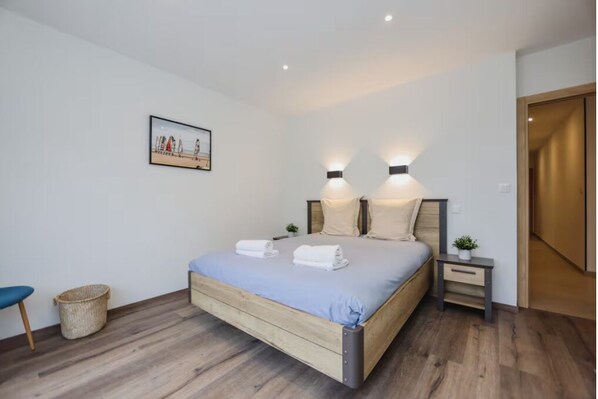6 bedrooms, desk, wheelchair access