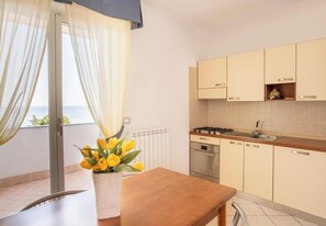 Frigorífico, microondas, placa de cocina y mesa de comedor