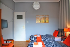 Apartment, 3 Bedrooms, Balcony | Living room | Books - Athens Smart 3-room Private Apartment (Athens)