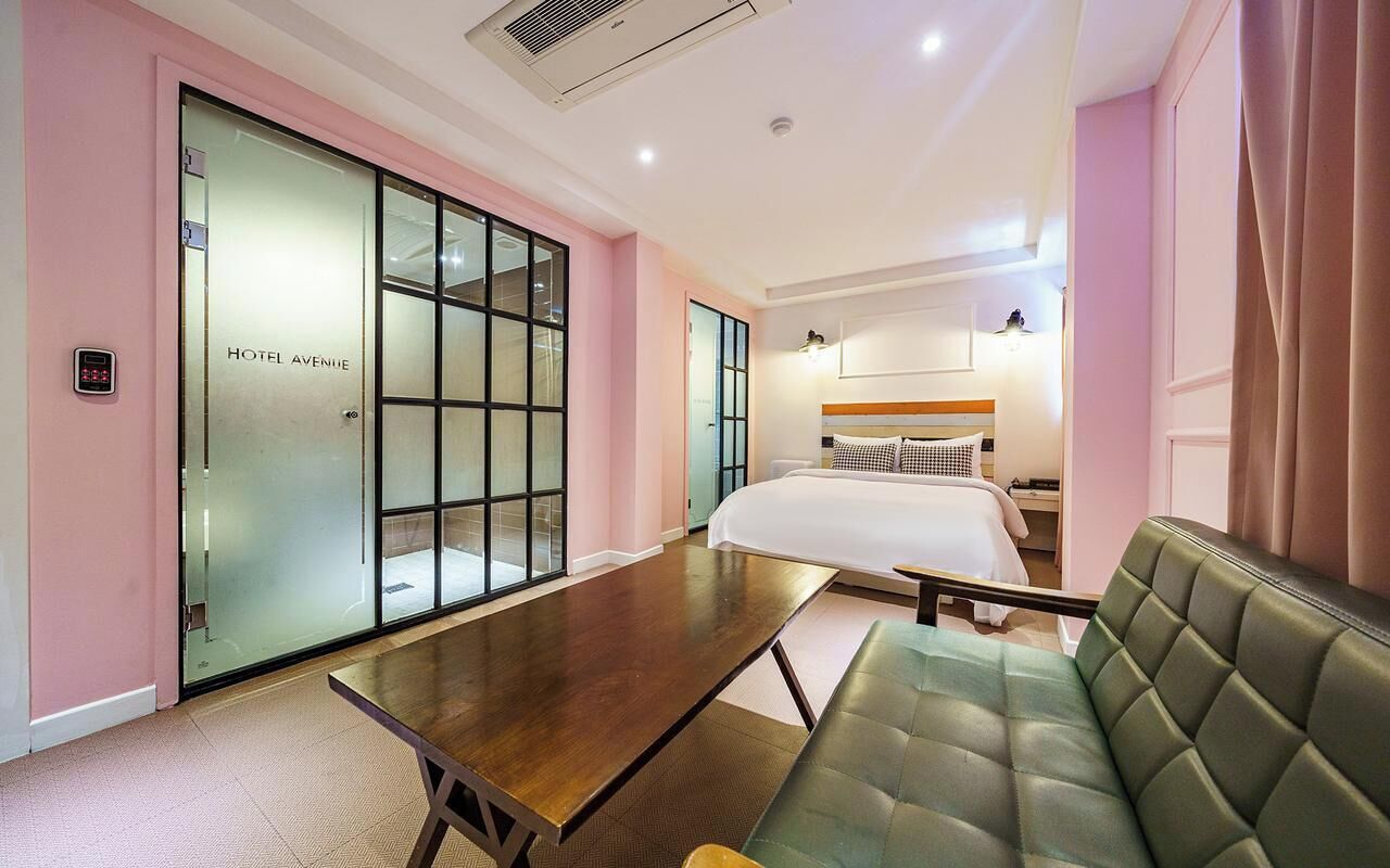 Suite Studio Majestueuse | Literie de qualité supérieure, décoration personnalisée