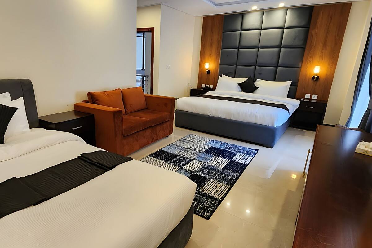 Familienzimmer | Schreibtisch, laptopgeeigneter Arbeitsplatz, kostenloses WLAN