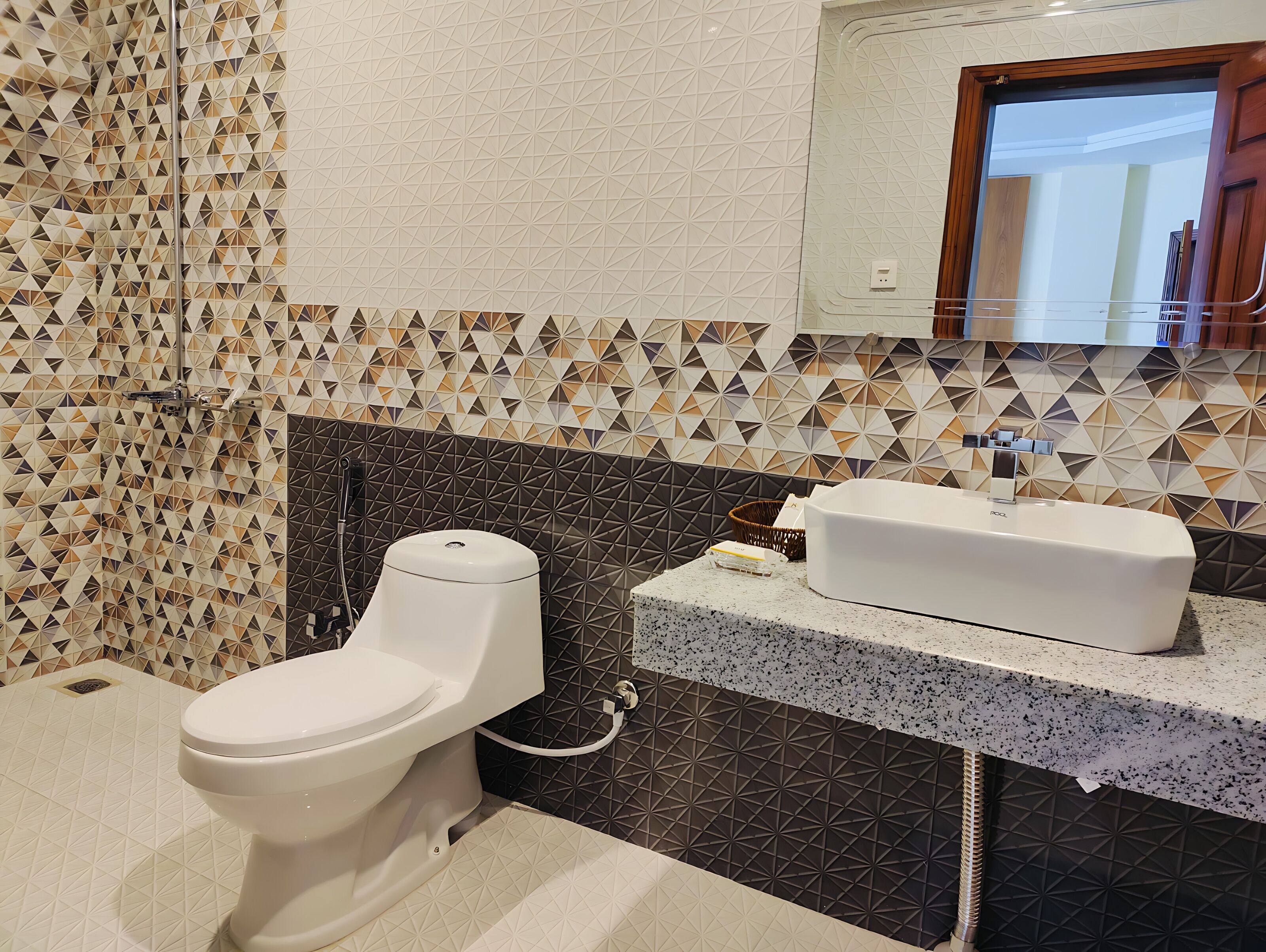Un bany modern amb vàter, bidet i rentapel.