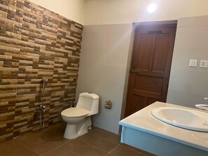 Dusche, kostenlose Toilettenartikel, Hausschuhe, Handtücher