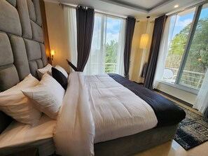 Executive-Zimmer | Schreibtisch, laptopgeeigneter Arbeitsplatz, schallisolierte Zimmer