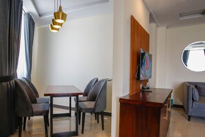 總統公寓, 陽台, 山景 | 房內用餐區