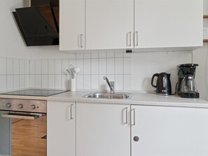 Jääkaappi, mikroaaltouuni, keittoastiat/astiat/ruokailuvälineet