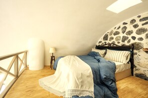 Room - Santorini Vista Legacy Retreat - Live the History, Wake to the View! (Santorini)