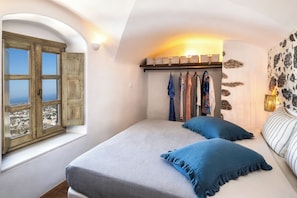 Room - Santorini Vista Legacy Retreat - Live the History, Wake to the View! (Santorini)