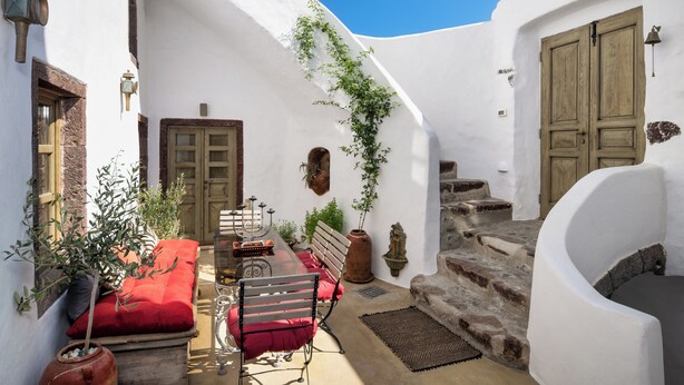Living room - Santorini Vista Legacy Retreat - Live the History, Wake to the View! (Santorini)