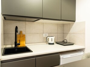 Fridge, cookware/dishes/utensils