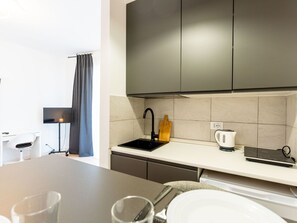 Kjøleskap og kjøkkenutstyr