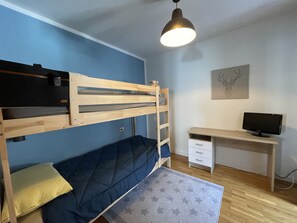 A bunk bed room with a desk and a computer. - 072 Trilocale Giustino (Giustino)