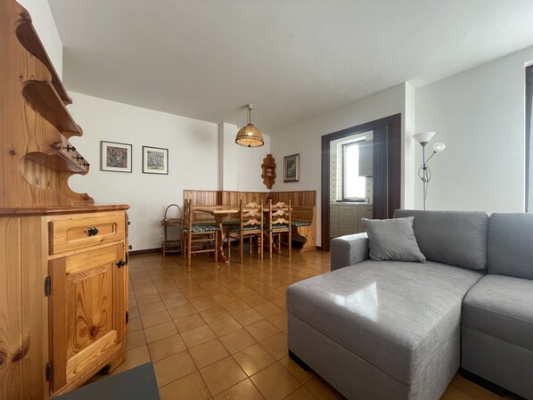 Apartment, Smoking