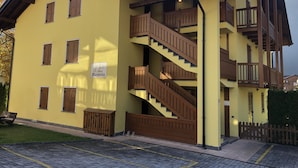 A multi-story building with wooden balconies and a staircase. - 012 Trilocale a due Passi Dagli Impianti Pinzolo (Carisolo)