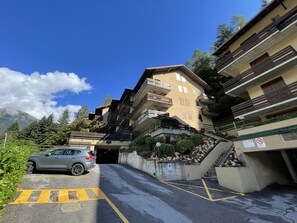 Apartment, Smoking