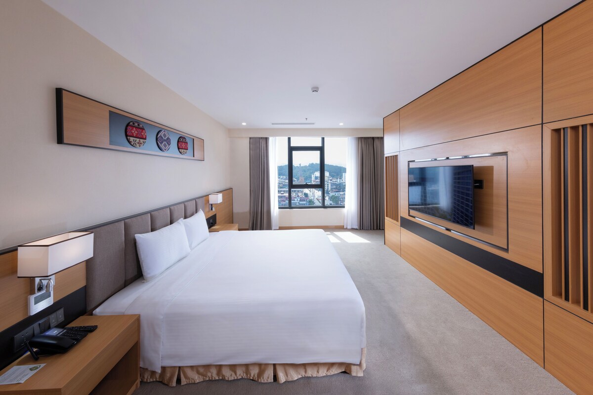 Executive-Suite, Stadtblick | Wohnbereich | 45-Zoll-Smart-TV mit Satellitenempfang