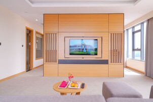 Executive Suite, City View | Blackout drapes, soundproofing, free WiFi, bed sheets