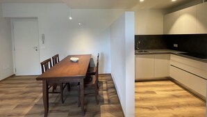 Una cucina moderna con zona pranzo.