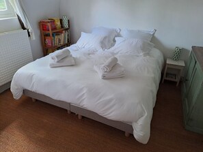5 bedrooms, travel cot, WiFi, bed sheets