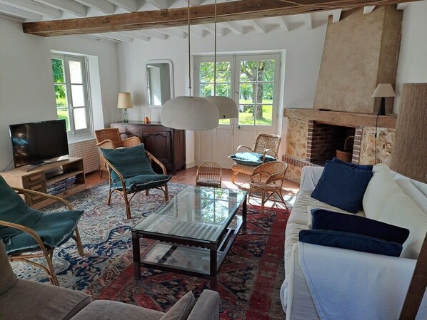 Téléviseur, foyer, table de ping-pong, livres