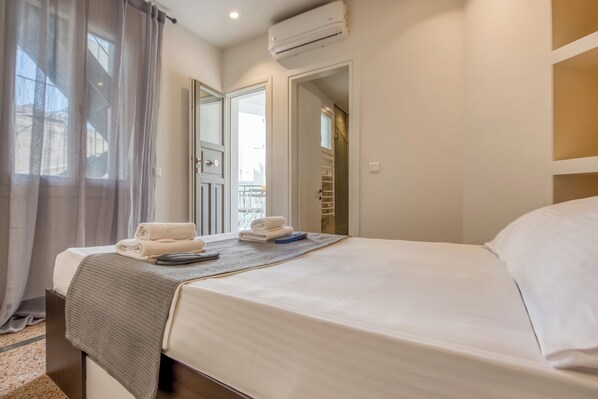 1 habitación, tabla de planchar con plancha y cuna de viaje