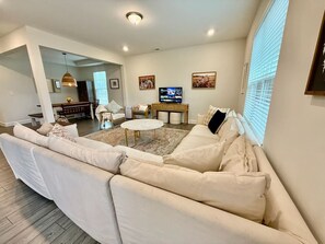 Una Smart TV, libros, una videoteca, una oficina