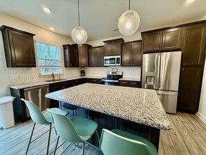 Fridge, microwave, oven, stovetop - 4 Bedrooms 5 Miles to High Point Furniture Market (Trinity)