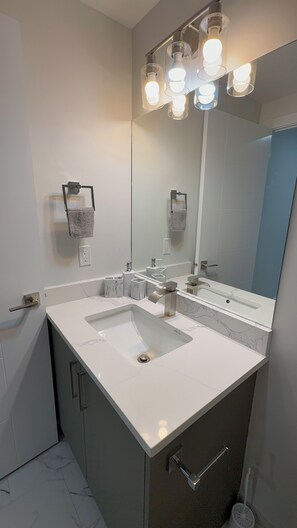 Toallas, jabón, papel higiénico