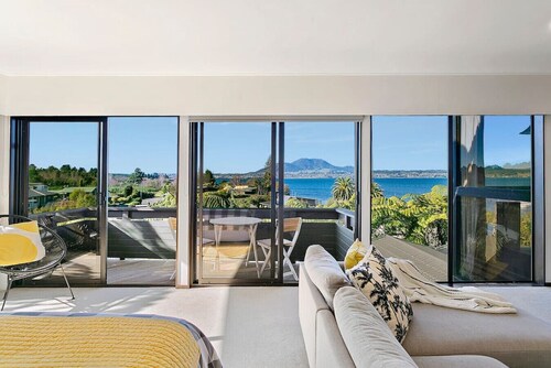 Lago Vista - amazing lake views and location, spacious, private, modern and warm