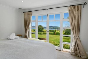 4 bedrooms, desk, iron/ironing board, free WiFi