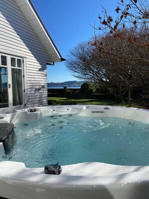 Outdoor spa tub