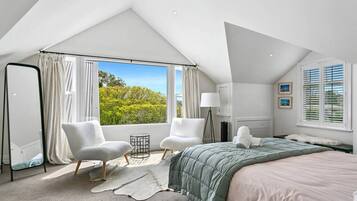 4 bedrooms, desk, iron/ironing board, free WiFi