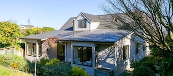Shepherds Retreat - spacious comfort & serenity. Ideal for families or groups