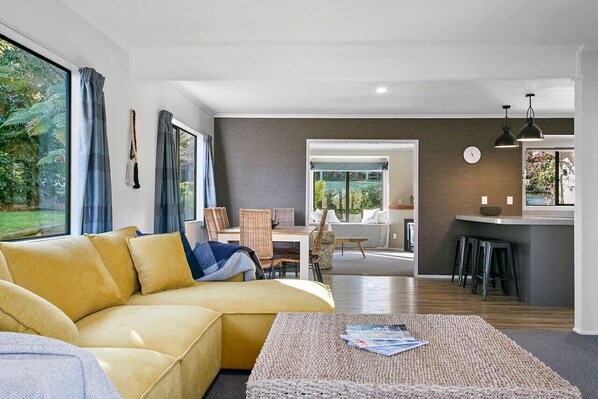 Smart TV, fireplace