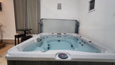 Ocean breeze Rental with indoor Jacuzzi.
