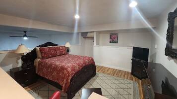 1 bedroom, desk, free WiFi, bed sheets